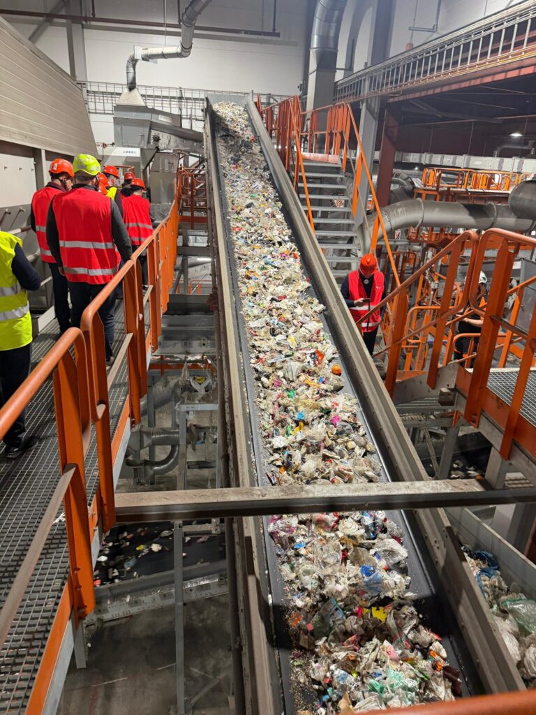 (FOTO) Primarul Toma, în Suedia. Vizită la cel mai mare centru de sortare și reciclare a plasticului 2 primar Constantin Toma vizită centru de sortare Suedia