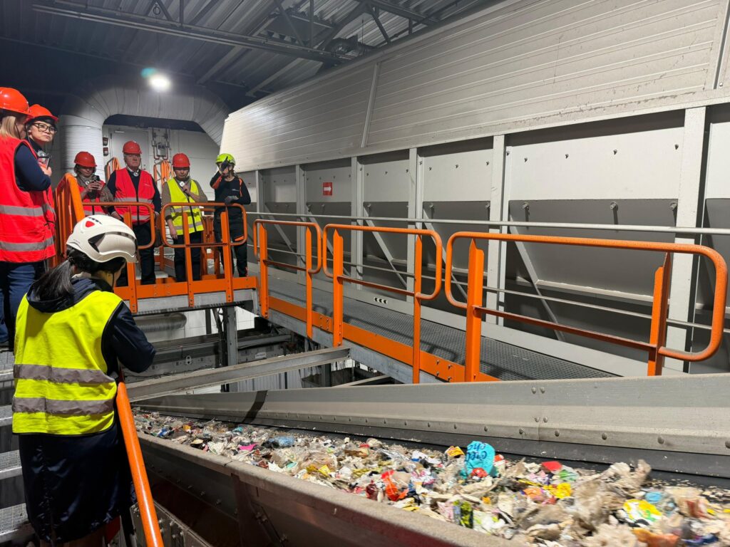 (FOTO) Primarul Toma, în Suedia. Vizită la cel mai mare centru de sortare și reciclare a plasticului 5 primar Constantin Toma vizită centru de sortare Suedia
