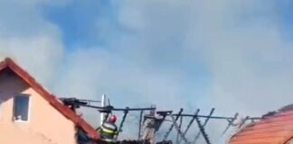 (VIDEO) Casă în flăcări, acoperiș distrus. Incendiu în comuna Beceni