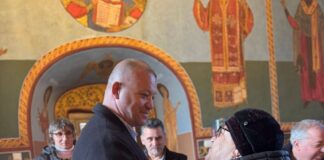 (FOTO) CISLĂU. Primarul și vicele au împărțit mărțișoare în comunitate