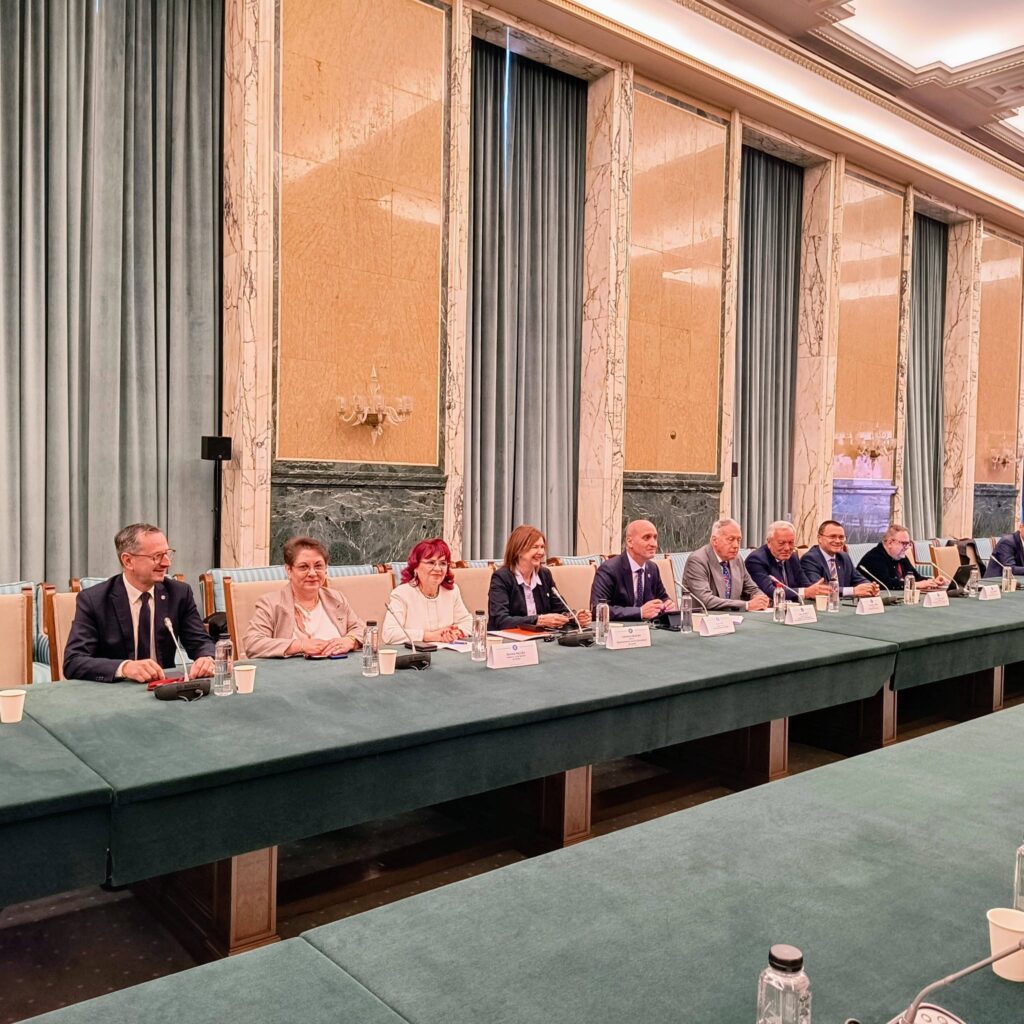 delegație buzoiană Palatul Victoria, dir. Livia Mărculescu, economie circulară opțional gimnaziu, inspector școlar general Daniela Palcău, primar Constantin Toma, Școala nr. 1 Buzău, școli circulare