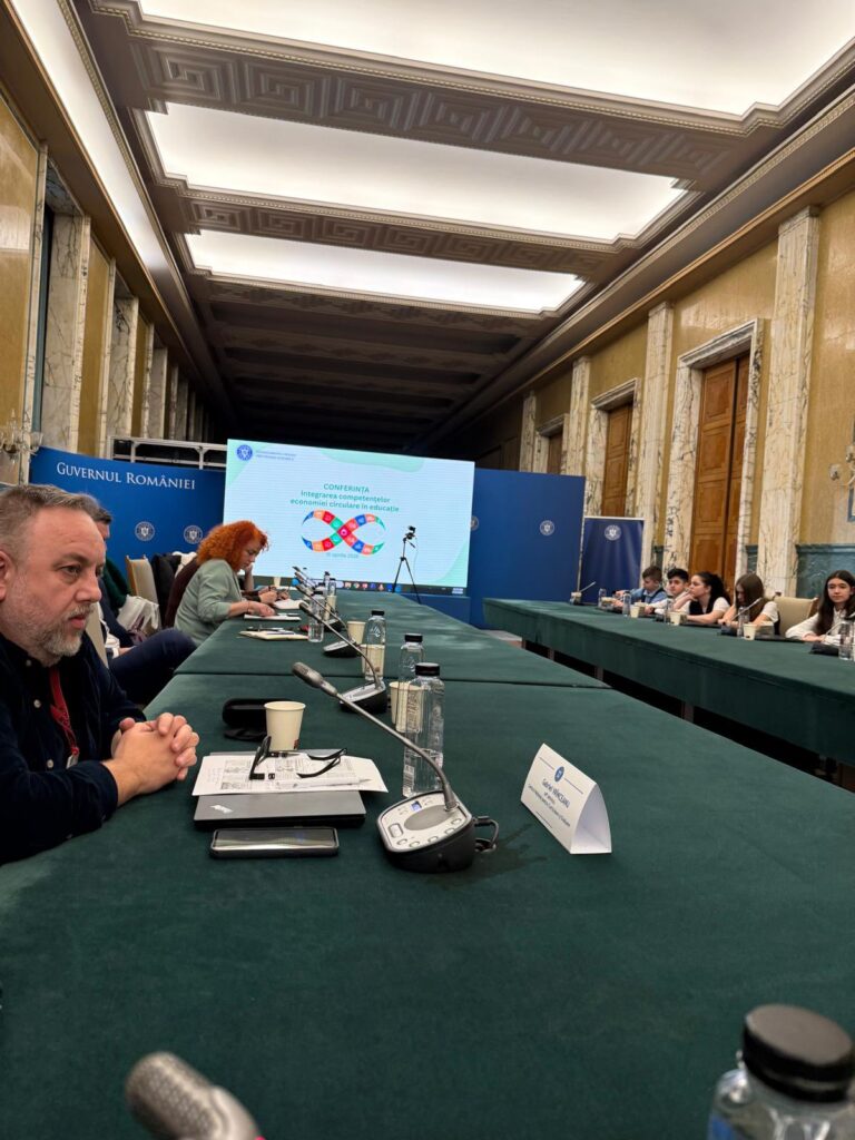 delegație buzoiană Palatul Victoria, dir. Livia Mărculescu, economie circulară opțional gimnaziu, inspector școlar general Daniela Palcău, primar Constantin Toma, Școala nr. 1 Buzău, școli circulare