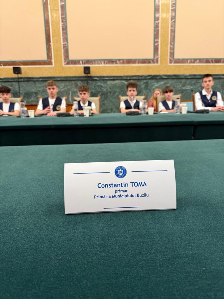 delegație buzoiană Palatul Victoria, dir. Livia Mărculescu, economie circulară opțional gimnaziu, inspector școlar general Daniela Palcău, primar Constantin Toma, Școala nr. 1 Buzău, școli circulare