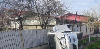 (FOTO) Bebeluș și o tânără, răniți în accident. Mașină rasturnată în Zărnești