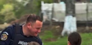 (VIDEO) O misiune de tradiție. Familie vizitată de jandarmii de la Sărata Monteoru