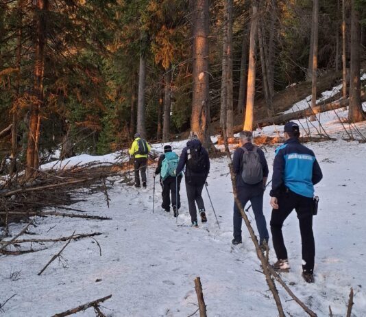 (VIDEO) Patru turiști, rătăciți în munți. Cum s-a încheiat misiunea jandarmilor montani