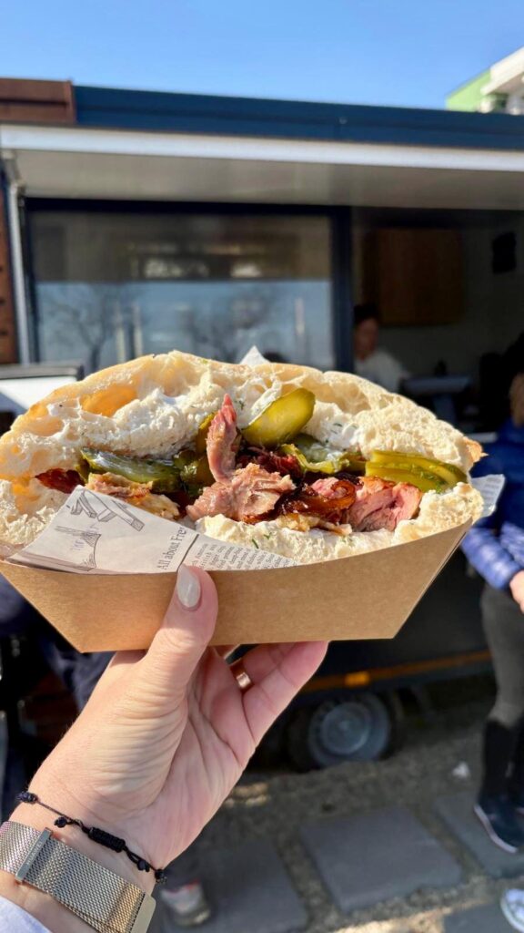 ciolan caramelizat, food truck Buzău, Iolandin Staicu, pui la rotisor, Yolli"s Food Buzău