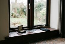 Opt hoți, unii dintre ei copii, anchetați după o spargere la o casă