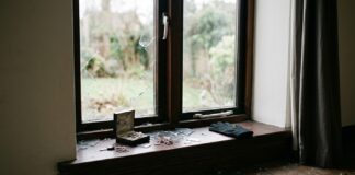 Opt hoți, unii dintre ei copii, anchetați după o spargere la o casă