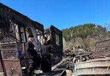 (FOTO) Arhiepiscopia strânge bani pentru familiile afectate de incendiul din Soveja