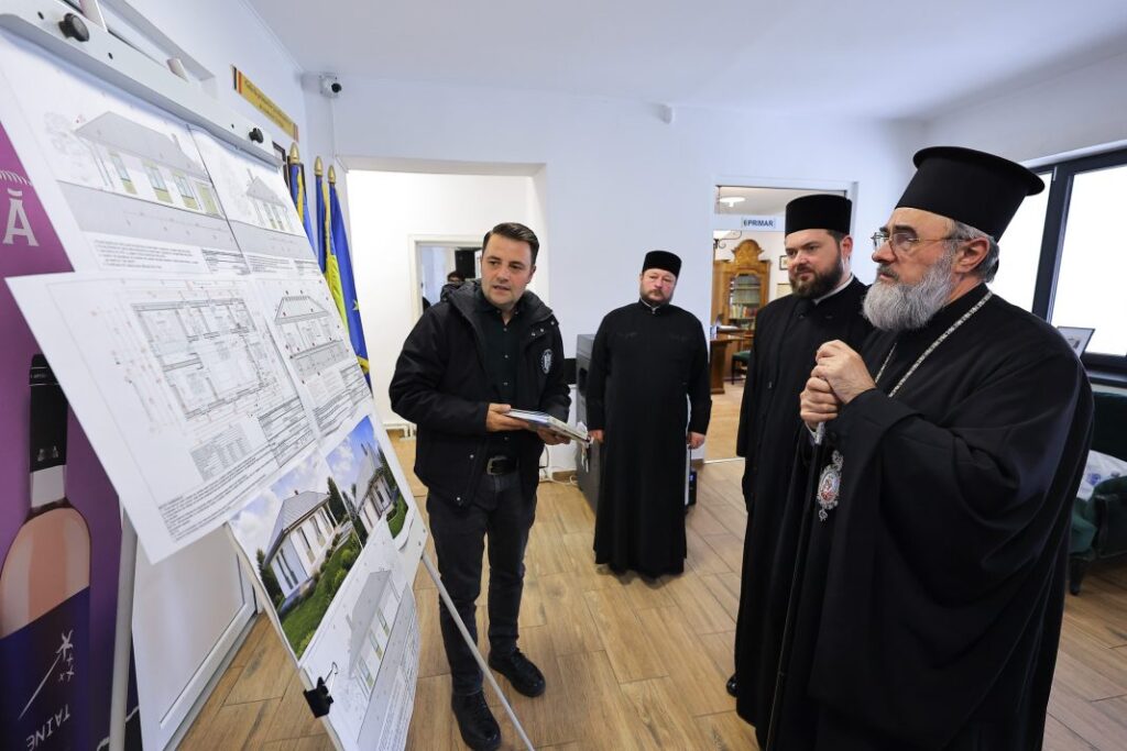 (FOTO) Trei case, construite din donațiile enoriașilor. IPS Ciprian a făcut anunțul 1 case construite donații enoriași Arhiepiescopie, vizită IPS Ciprian Rucăreni construcție case