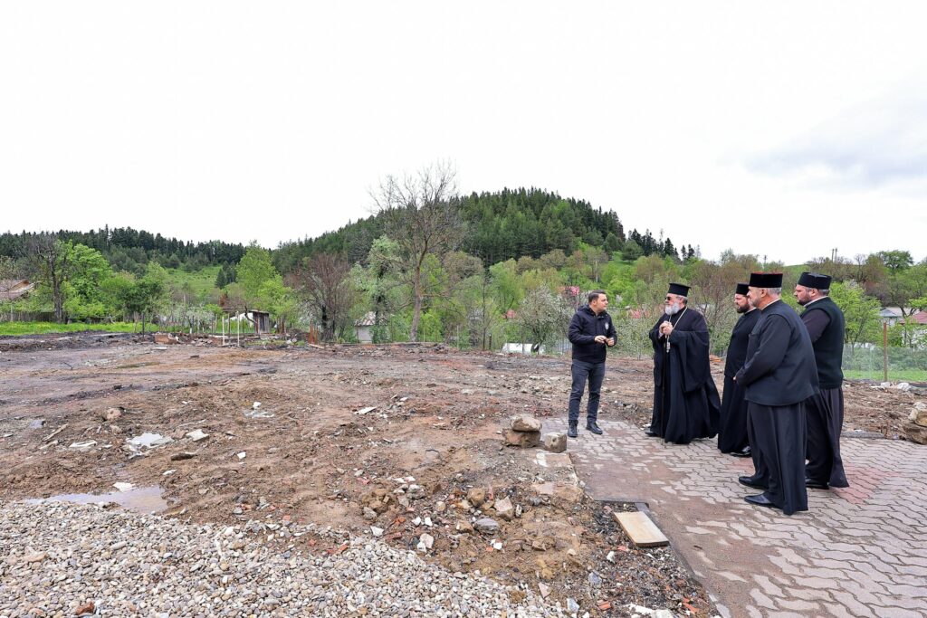 (FOTO) Trei case, construite din donațiile enoriașilor. IPS Ciprian a făcut anunțul 4 case construite donații enoriași Arhiepiescopie, vizită IPS Ciprian Rucăreni construcție case