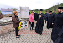 (FOTO) Trei case, construite din donațiile enoriașilor. IPS Ciprian a făcut anunțul