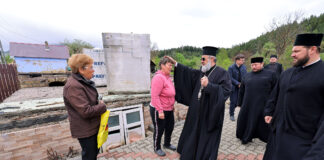 (FOTO) Trei case, construite din donațiile enoriașilor. IPS Ciprian a făcut anunțul