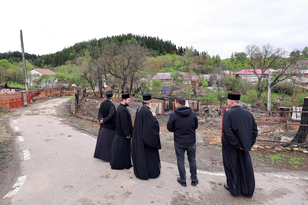 (FOTO) Trei case, construite din donațiile enoriașilor. IPS Ciprian a făcut anunțul 3 case construite donații enoriași Arhiepiescopie, vizită IPS Ciprian Rucăreni construcție case