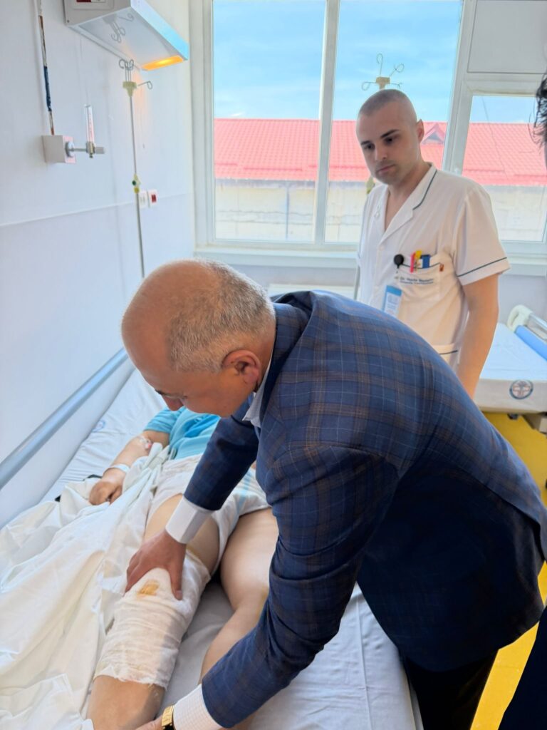 (FOTO) Proteze totale de genunchi, în premieră la Buzău. Consorțiul medical bifează primele roade 2 consorțiu medical Spitalul Județean Buzău Spitalul Universitar București, dr. Cătălin Cîrstoiu, proteze totale geninchi premieră spital Buzău