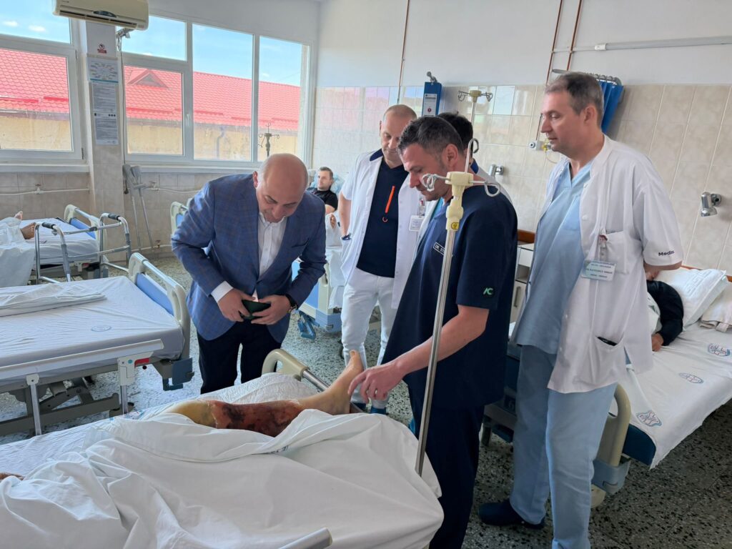 (FOTO) Proteze totale de genunchi, în premieră la Buzău. Consorțiul medical bifează primele roade 4 consorțiu medical Spitalul Județean Buzău Spitalul Universitar București, dr. Cătălin Cîrstoiu, proteze totale geninchi premieră spital Buzău