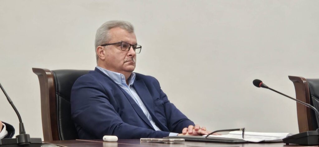 (FOTO) Ședințe la Prefectură. Fond funciar și Comitet Județean pentru Situații de Urgență 2 prefect Lonard Dimian, ședință Comitet Județean pentru Situații de Urgență Buzău, ședință fond funciar Prefectura Buzău