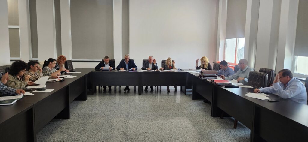 (FOTO) Ședințe la Prefectură. Fond funciar și Comitet Județean pentru Situații de Urgență 8 prefect Lonard Dimian, ședință Comitet Județean pentru Situații de Urgență Buzău, ședință fond funciar Prefectura Buzău