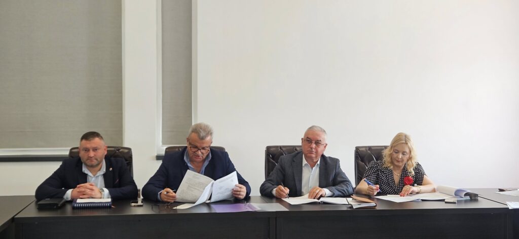 (FOTO) Ședințe la Prefectură. Fond funciar și Comitet Județean pentru Situații de Urgență 5 prefect Lonard Dimian, ședință Comitet Județean pentru Situații de Urgență Buzău, ședință fond funciar Prefectura Buzău