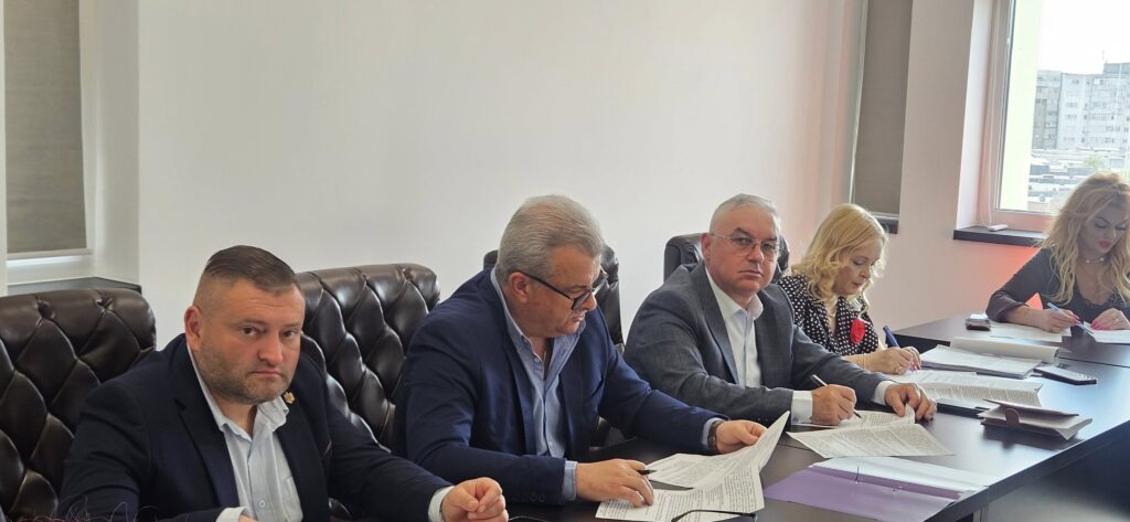 (FOTO) Ședințe la Prefectură. Fond funciar și Comitet Județean pentru Situații de Urgență 7 prefect Lonard Dimian, ședință Comitet Județean pentru Situații de Urgență Buzău, ședință fond funciar Prefectura Buzău