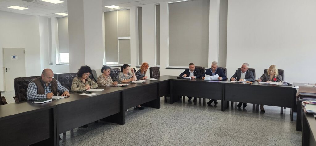 (FOTO) Ședințe la Prefectură. Fond funciar și Comitet Județean pentru Situații de Urgență 6 prefect Lonard Dimian, ședință Comitet Județean pentru Situații de Urgență Buzău, ședință fond funciar Prefectura Buzău