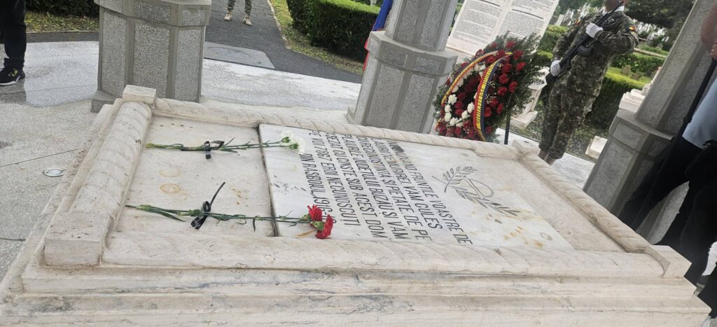 Ceremonia de Ziua Eroilor, încheiată cu defilarea militarilor buzoieni 2 ceremonie Ziua Eroilor Buzău 2026 Domul Central, defilare Calea Eroilor