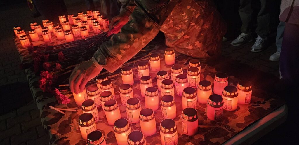 candele aprinse morminte eroi Buzău, candele Cimitirul Eroilor Buzău
