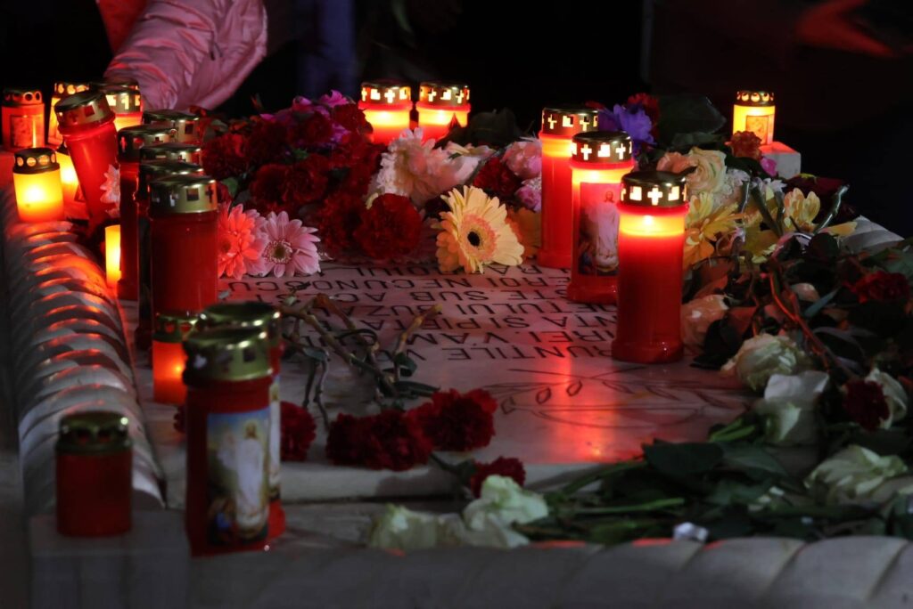 candele aprinse morminte eroi Buzău, candele Cimitirul Eroilor Buzău