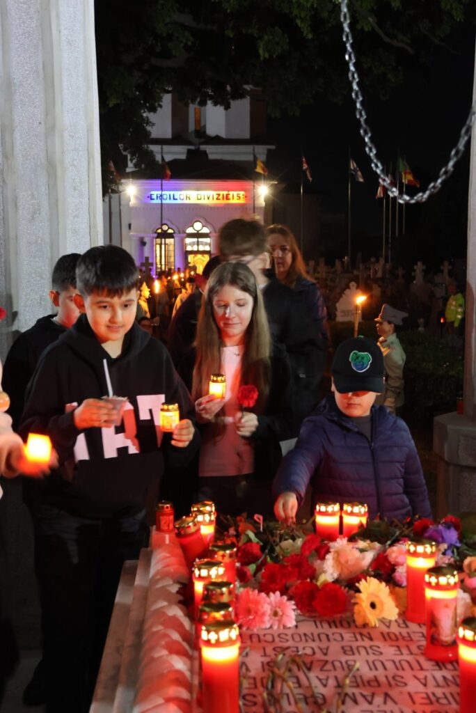 candele aprinse morminte eroi Buzău, candele Cimitirul Eroilor Buzău