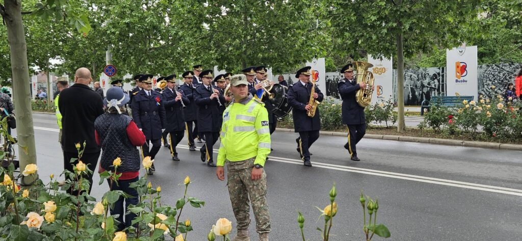 Ceremonia de Ziua Eroilor, încheiată cu defilarea militarilor buzoieni 9 ceremonie Ziua Eroilor Buzău 2026 Domul Central, defilare Calea Eroilor