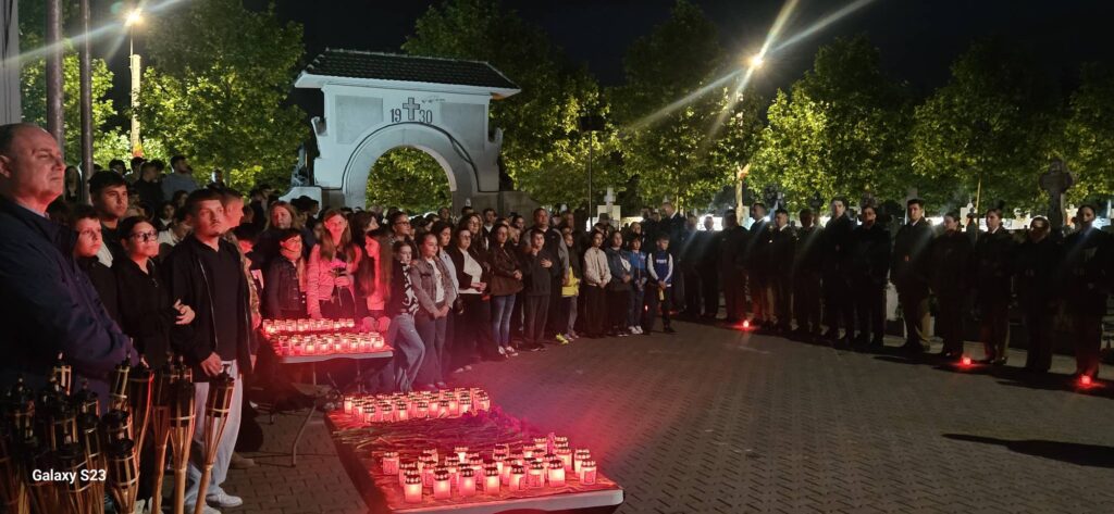 candele aprinse morminte eroi Buzău, candele Cimitirul Eroilor Buzău