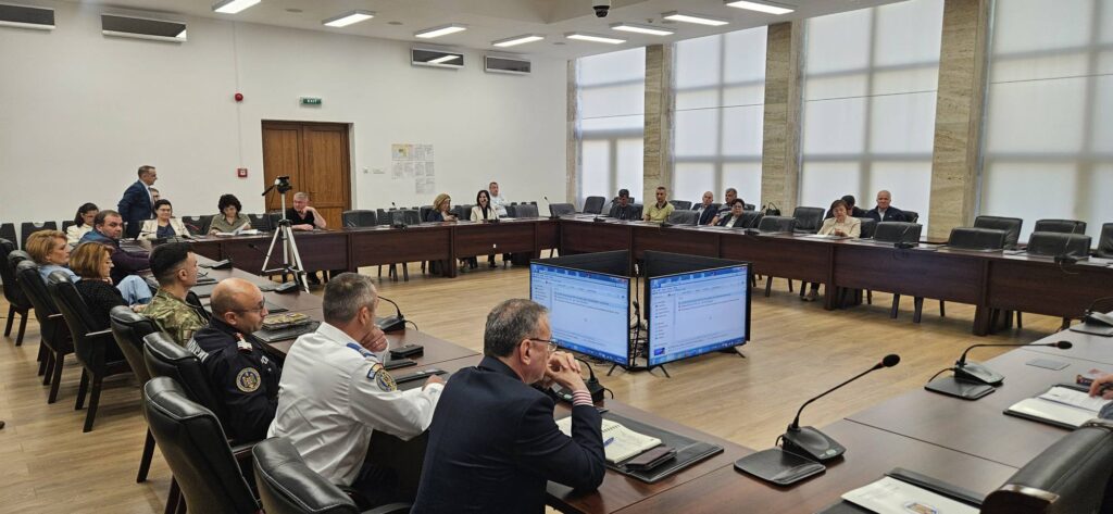 (FOTO) Ședințe la Prefectură. Fond funciar și Comitet Județean pentru Situații de Urgență 1 prefect Lonard Dimian, ședință Comitet Județean pentru Situații de Urgență Buzău, ședință fond funciar Prefectura Buzău