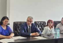 Problemele elevilor romi, dezbătute la Prefectură
