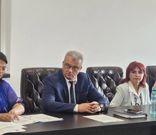 Problemele elevilor romi, dezbătute la Prefectură
