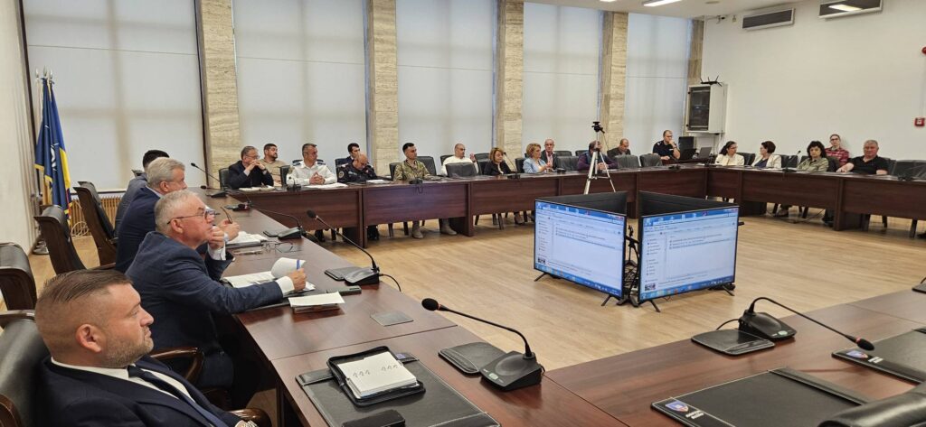 (FOTO) Ședințe la Prefectură. Fond funciar și Comitet Județean pentru Situații de Urgență 4 prefect Lonard Dimian, ședință Comitet Județean pentru Situații de Urgență Buzău, ședință fond funciar Prefectura Buzău