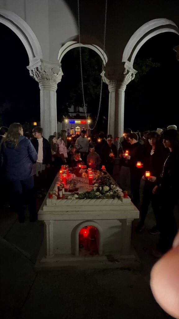 candele aprinse morminte eroi Buzău, candele Cimitirul Eroilor Buzău