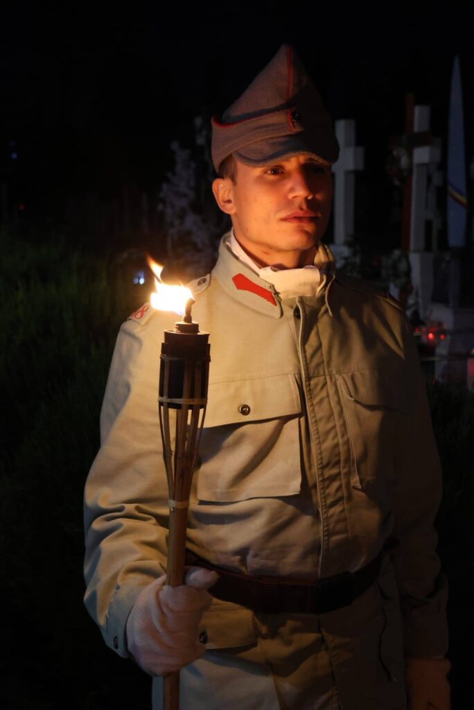 candele aprinse morminte eroi Buzău, candele Cimitirul Eroilor Buzău