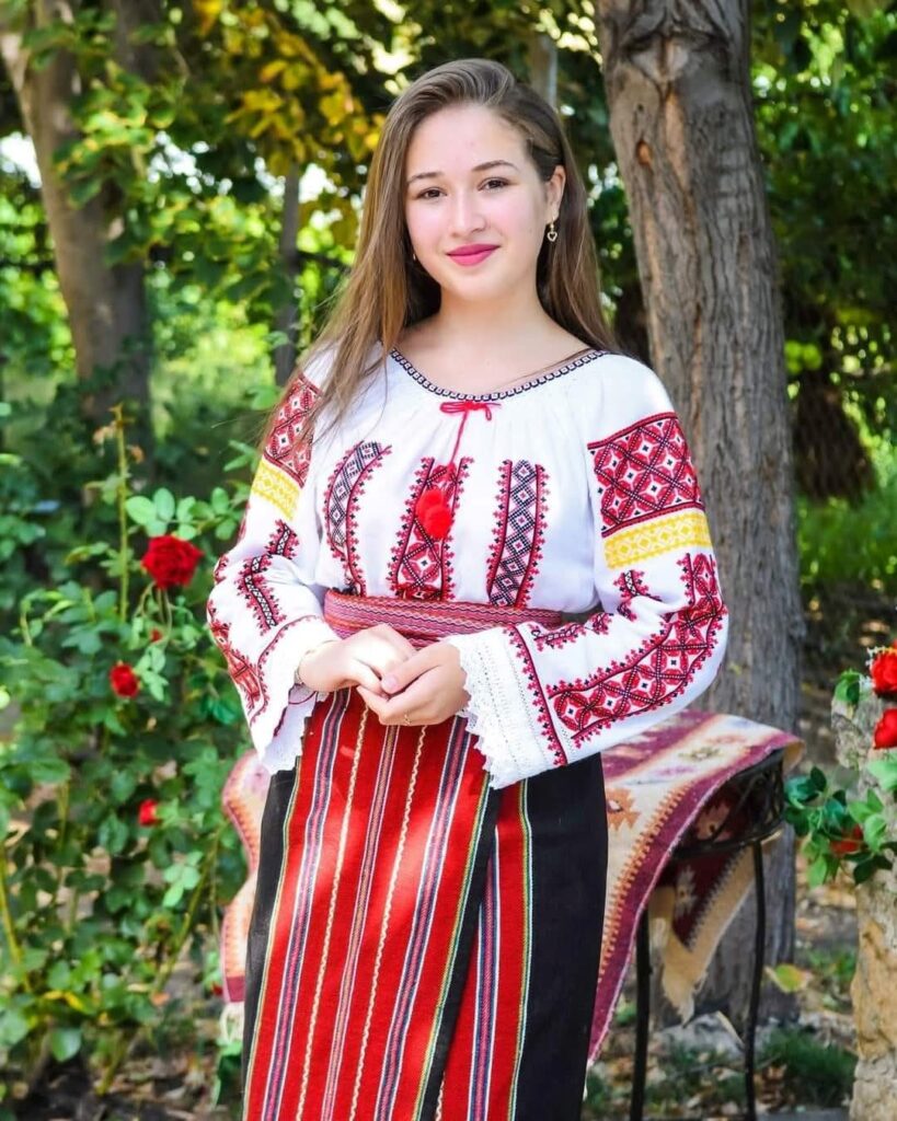 Andreea Micu interpretă muzică populară