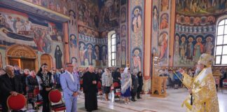 (FOTO) IPS Ciprian, la Nehoiu. Sfințire la paraclis, slujbă la Catedrală