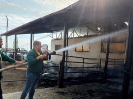 (UPDATE/VIDEO) Primarul, cu furtunul. Vezi AICI urmările incendiului puternic din Vernești