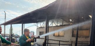 (UPDATE/VIDEO) Primarul, cu furtunul. Vezi AICI urmările incendiului puternic din Vernești