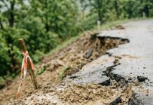 Drumuri surpate, școală în pericol. Urmările ploilor abundente din mai multe comune buzoiene