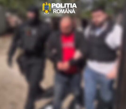 (VIDEO) Cum au acționat hoții care au jefuit casa primarului din Vâlcelele. Unul dintre ei, arestat