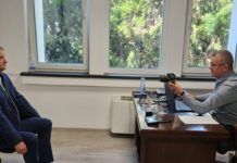 (FOTO) Prefectul de Buzău a ales cartea electronică de identitate. Zeci de beneficiari a caravanei mobile