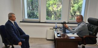 (FOTO) Prefectul de Buzău a ales noua carte electronică de identitate. Zeci de beneficiari ai caravanei mobile
