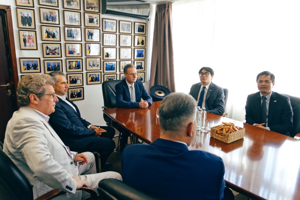 (FOTO) Ambasadorul Vietnamului, întâlnire cu Marcel Ciolacu. Oportunități de colaborare 1 parteneriat Vietnam-Buzău, vizită Buzău ambasador Vietnam Marcel Ciolacu
