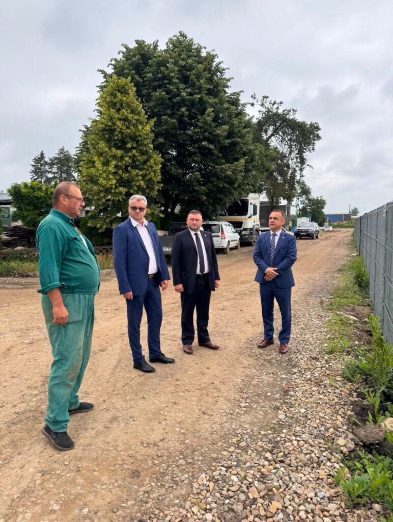 (FOTO) Prefectul Dimian, vizită la Pepiniera Silvică Simileasca. Proiect de aproape 2 milioane de euro 3 prefect Buzău vizită Pepiniera Silvică Simileasca, prefect Leonard Dimian