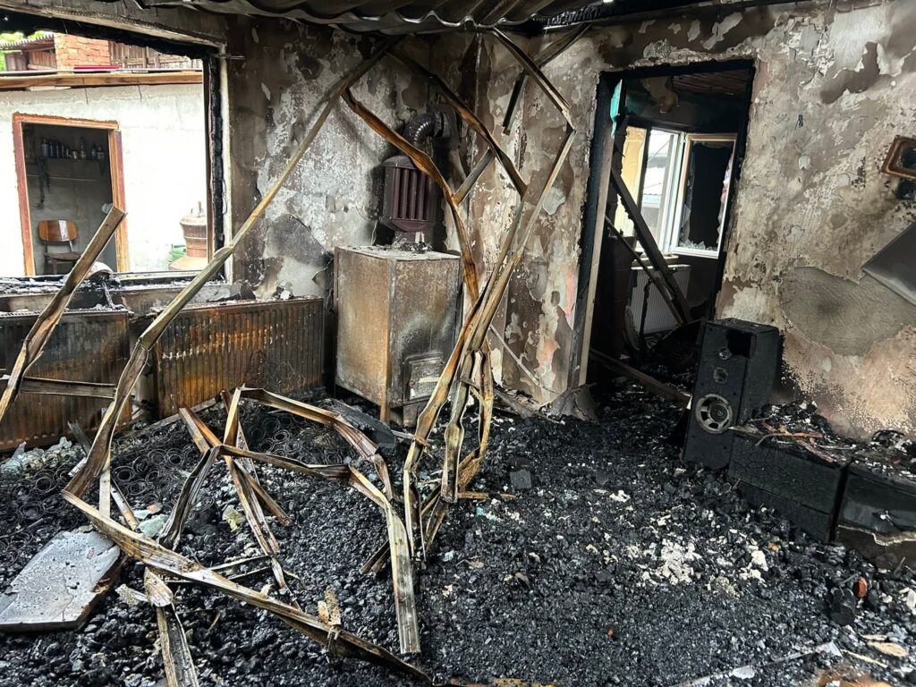 (FOTO) Apel umanitar. Familii rămase fără casă. "Focul ne-a luat aproape tot" 1 apel umanitar familii fără casă Săhăteni