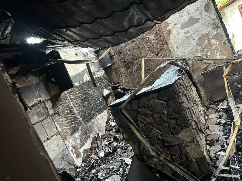(FOTO) Apel umanitar. Familii rămase fără casă. "Focul ne-a luat aproape tot" 2 apel umanitar familii fără casă Săhăteni